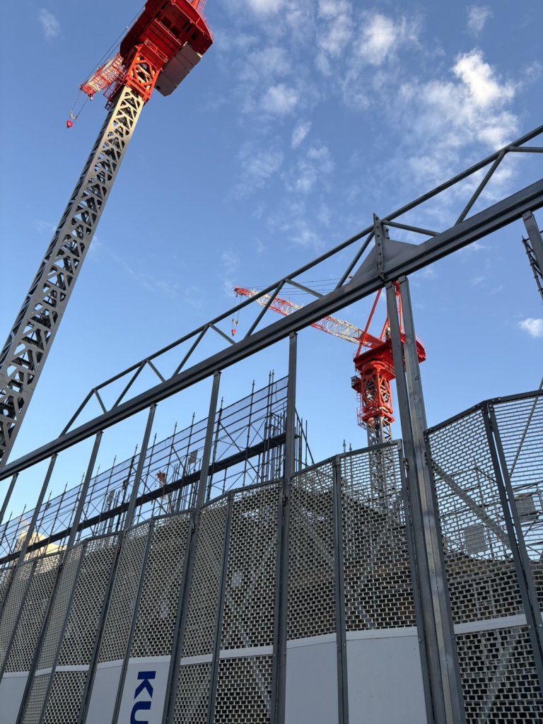 北仲通北地区 B-1地区 計画 新築工事現場の全景写真（2025年12月21日撮影）