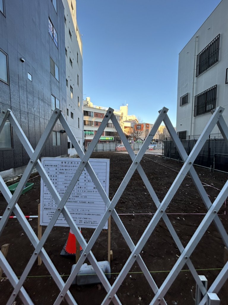 (仮称)稲毛テナントビル 新築工事 新築工事現場の全景写真（2026年1月6日撮影）