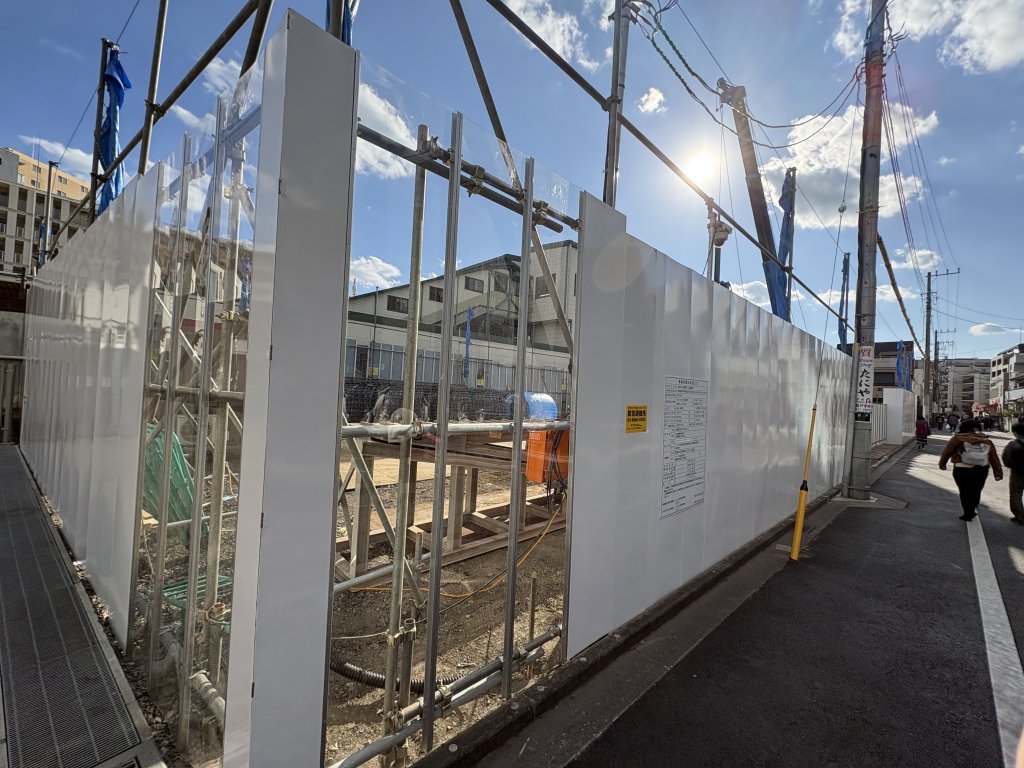 (仮称)向ヶ丘遊園駅北口 土地開発計画 新築工事現場の全景写真（2026年2月1日撮影）