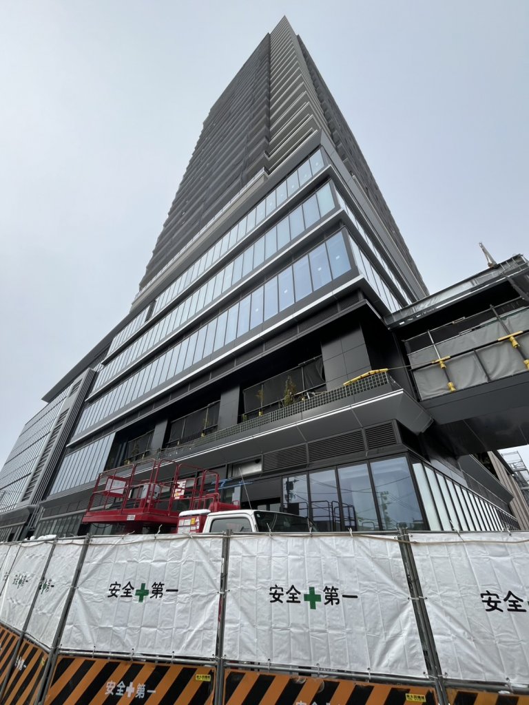 小川駅西口地区第一種市街地再開発事業に係る施設建築物新築工事 新築工事現場の全景写真（2026年2月28日撮影）