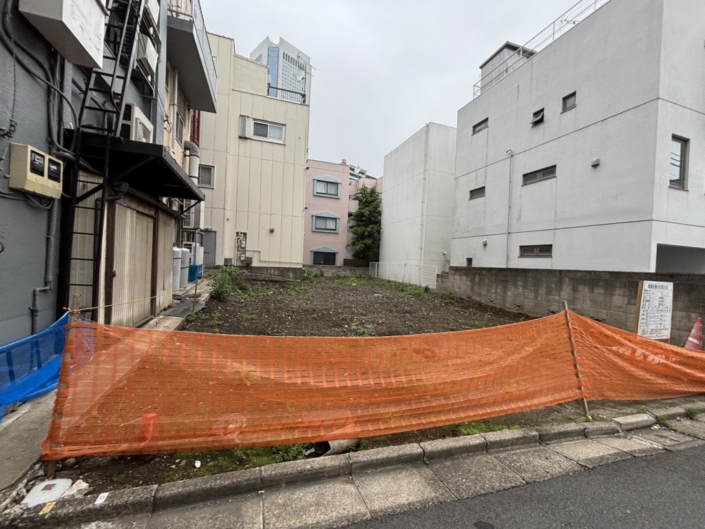 (仮称) 渋谷区初台1丁目 共同住宅 新築工事 新築工事現場の全景写真（2026年6月21日撮影）