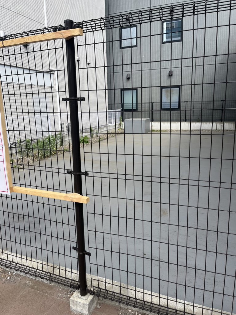 (仮称) 新横浜駅9番出入口ビル増築工事 新築工事現場の全景写真（2026年6月23日撮影）