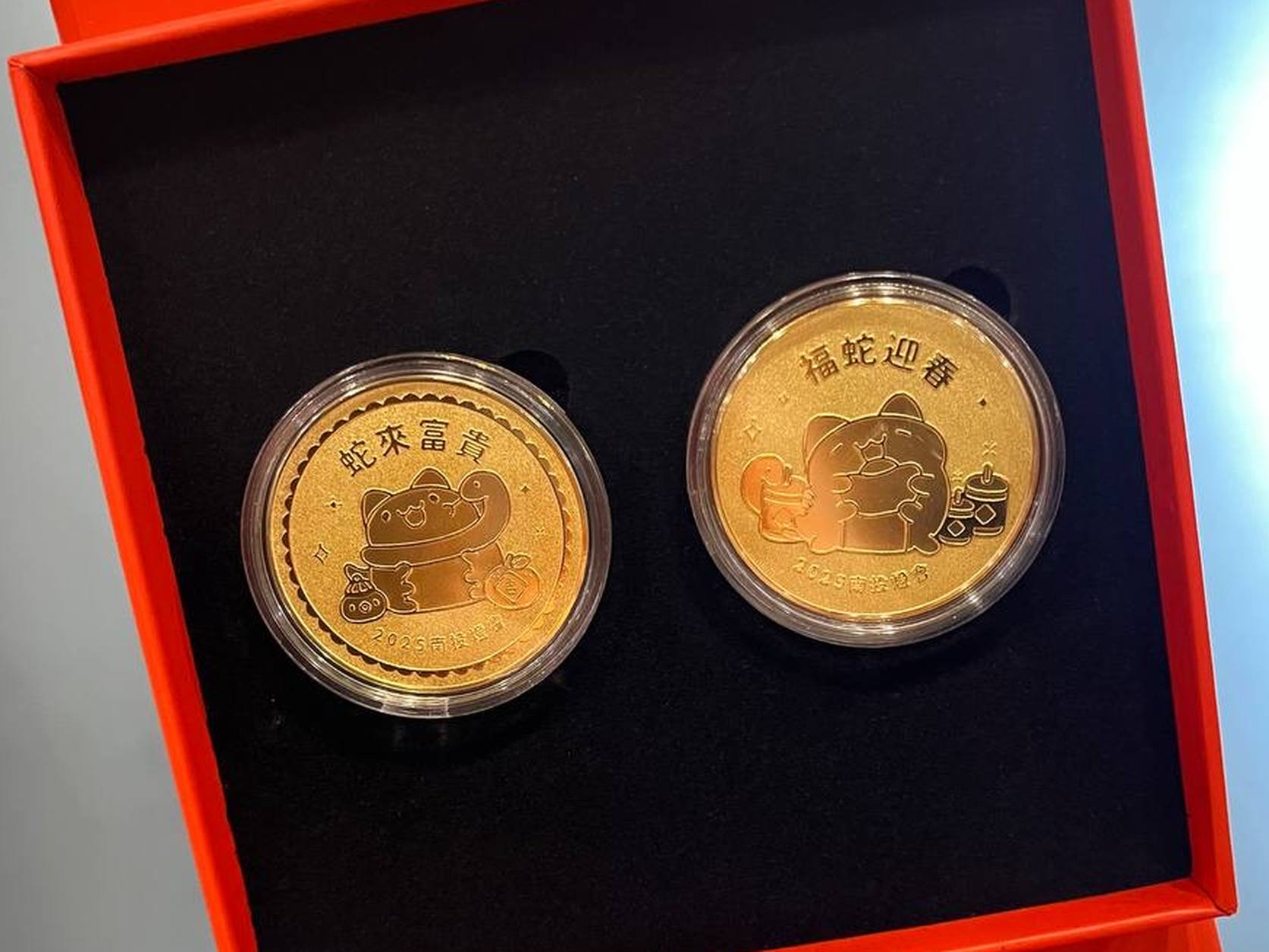 2025南投燈會推出限量貓貓蟲咖波聯名紀念幣單幣、雙幣禮盒超值加碼只送不賣！ - 全國旅遊時報