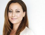 Derfor er Stéphanie Surrugue single