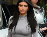 Se nøgen Kim K. kun iført guldstøv!