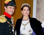 Mary forsvarer Frederik i ny bog!