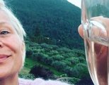 Køb Signe Lindkvists ting på DBA for en flad femmer