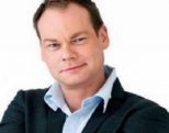 Populær dansk komiker dater 18 år yngre kvinde!