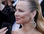 Pamela Anderson på plads til kampen mod Frankrig !