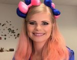 Se Sofie Linde vise maven frem!