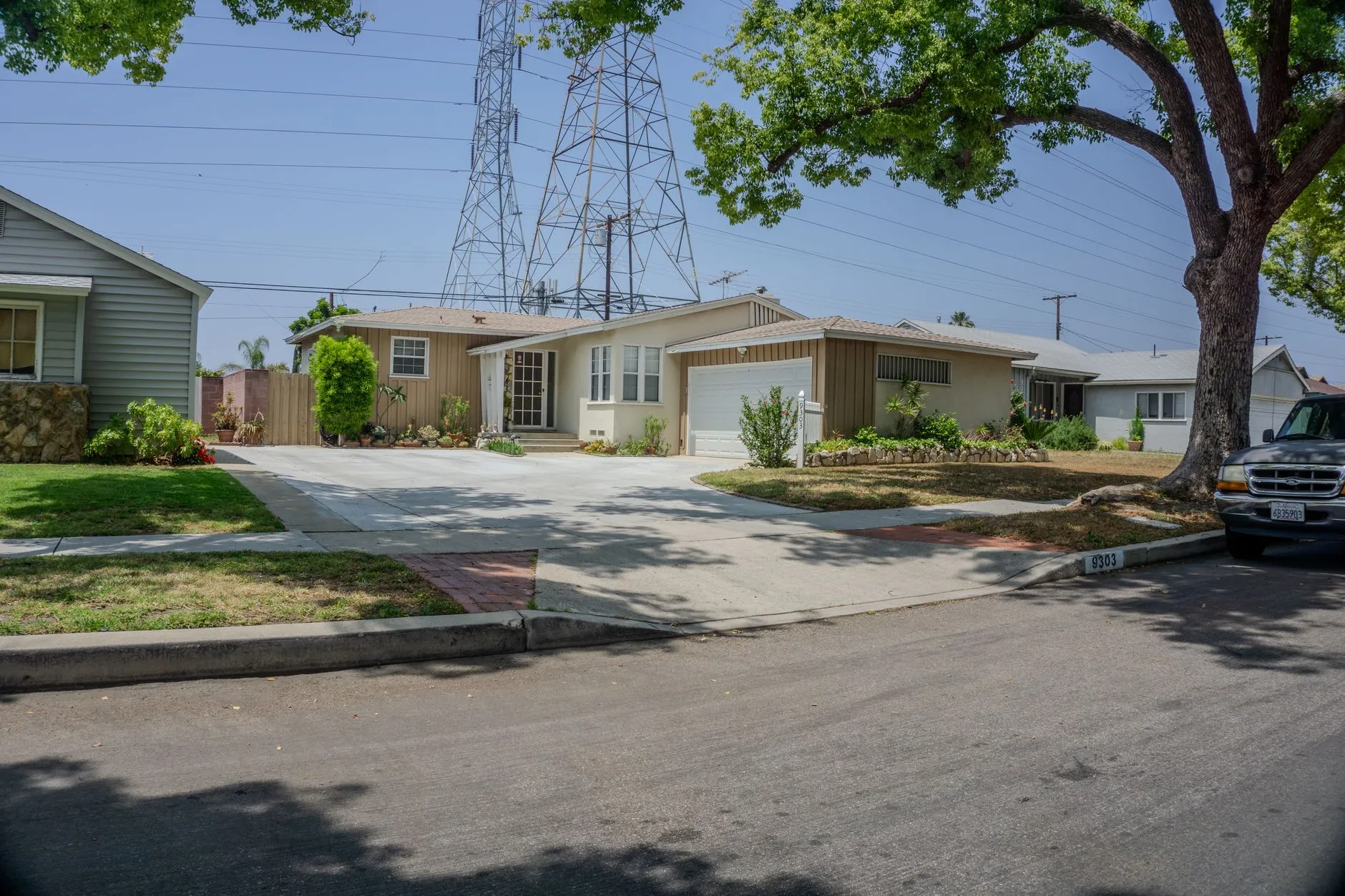 Single-story homes in a sunny, well-kept active-adult community neighborhood