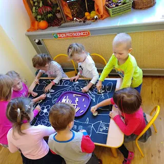Przedszkole Milenium Mali Odkrywcy image 1