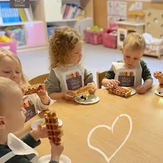 DWUJĘZYCZNO-PROZDROWOTNE PRZEDSZKOLE NIEPUBLICZNE KOLOROWE KREDY image 2