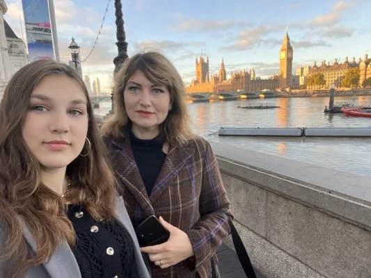 Sitter Profile Image: Arina & Olena 