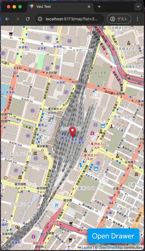 Vaulを動かしている様子。背景に東京駅を中心とした地図があり、右下にモーダルを開くためのボタンがある。動画ではモーダル最上部のハンドルをドラッグすることによって閉じる方法と、モーダル外の灰色にオーバレイされたエリアをクリックすることによって閉じる方法の2種類が例示されている。