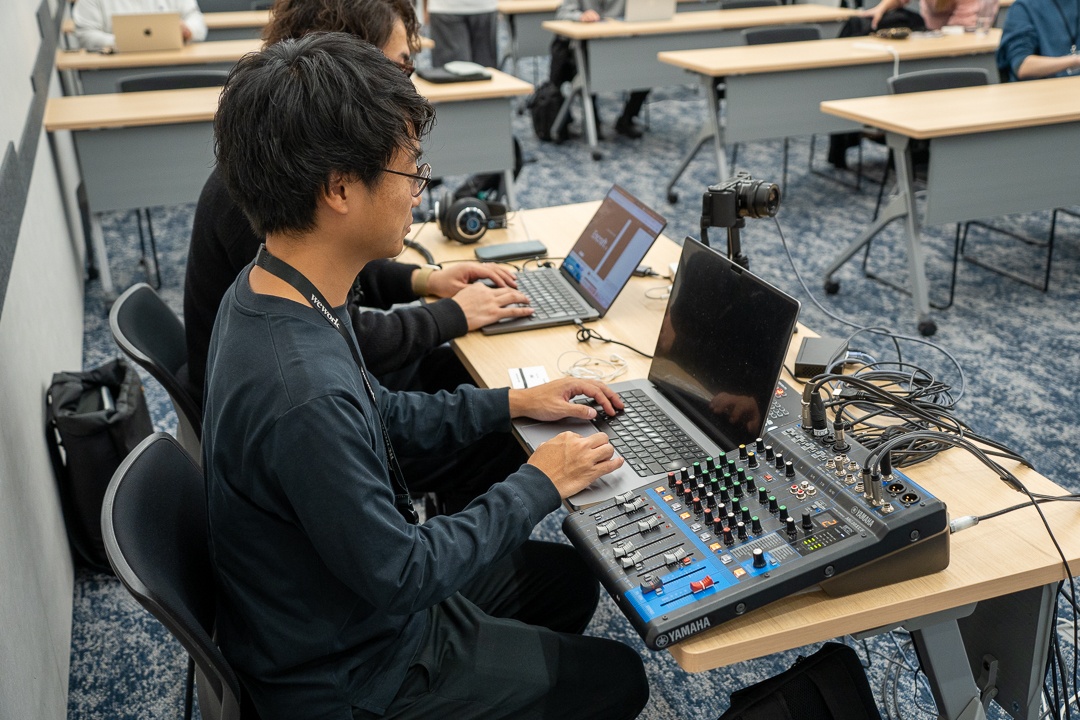 音響配信チームが音声を聞きながら調整をしている様子です。