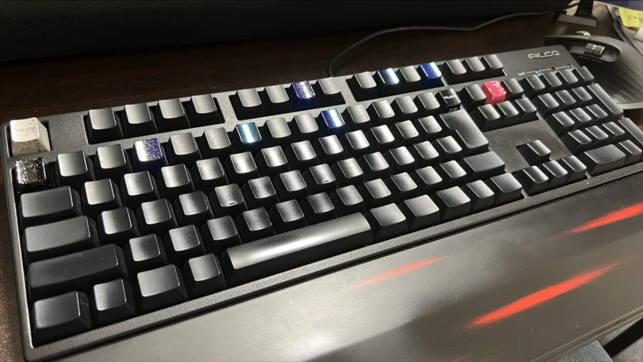 無刻印キーキャップが並ぶキーボード