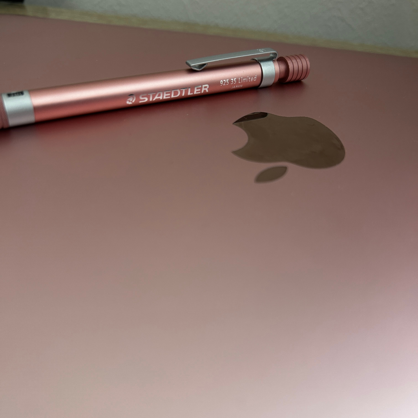 2025年にあえて選ぶ「3万円の12インチMacBook」。虫の息のIntel Macが