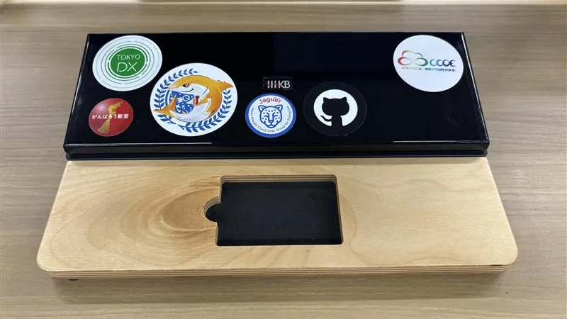 黒いキーボードに黒いプラスチックカバーが被せてある