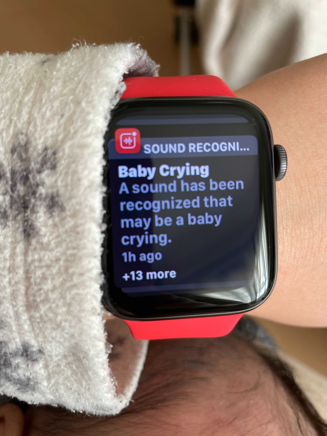 Apple Watch を装着している写真。画面には Baby Crying がハイライトされている。