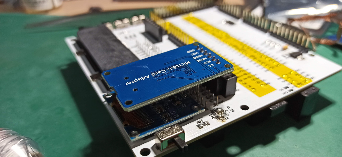 無理やりmicroSDカードシールドをソケットに挿した写真
