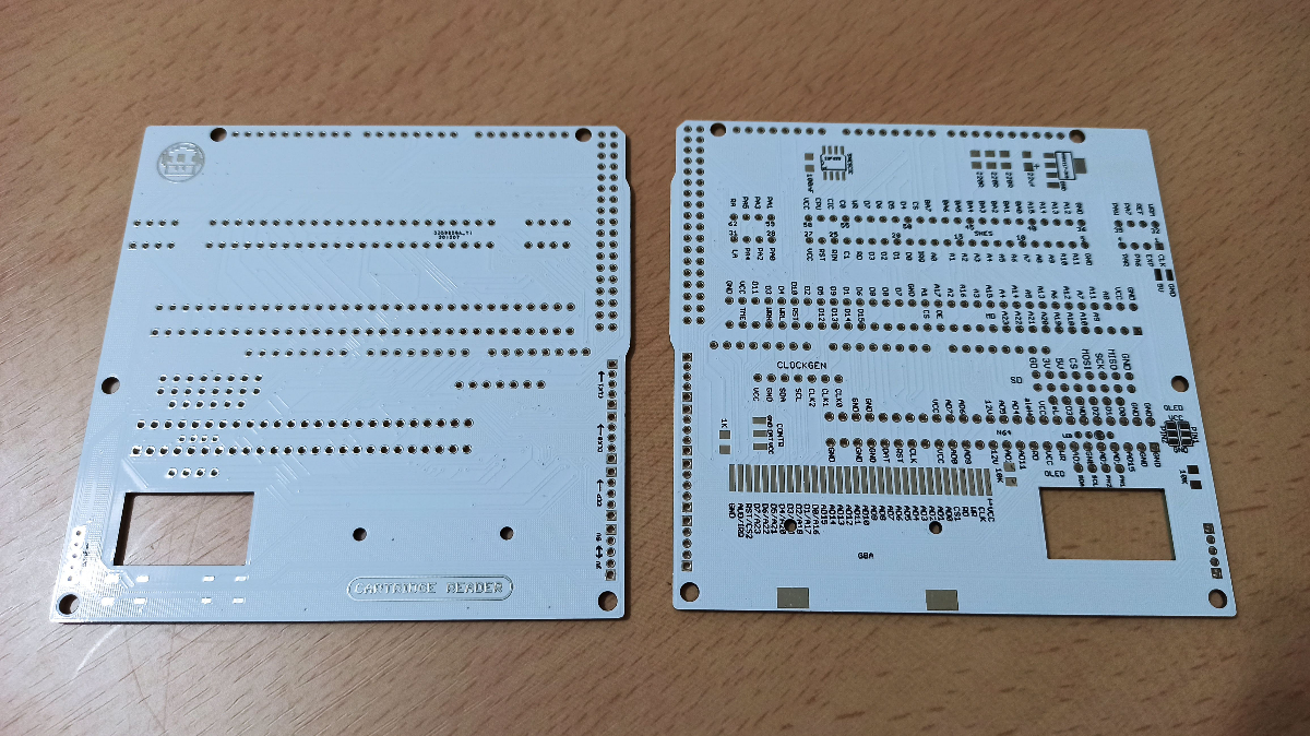 白いcartreaderのPCBが表面と裏面の2枚でそれぞれ写っている写真