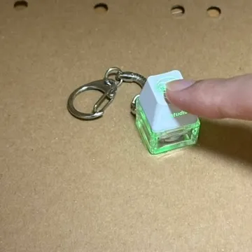 studistさんの光るキーボードキーホルダー