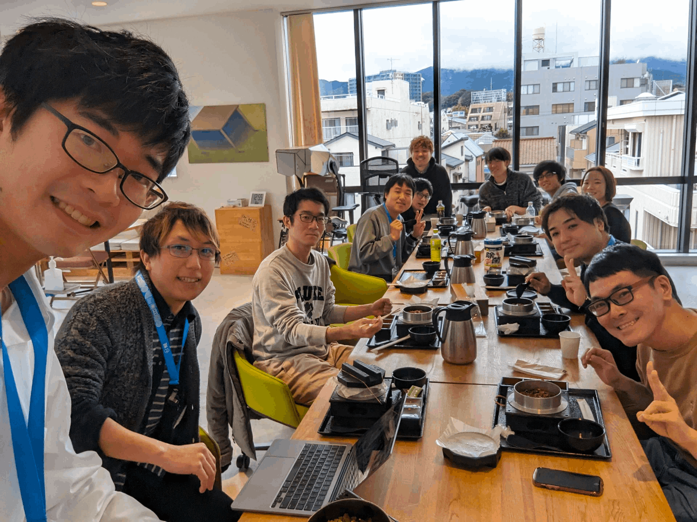 釜飯を食べる人たちの図