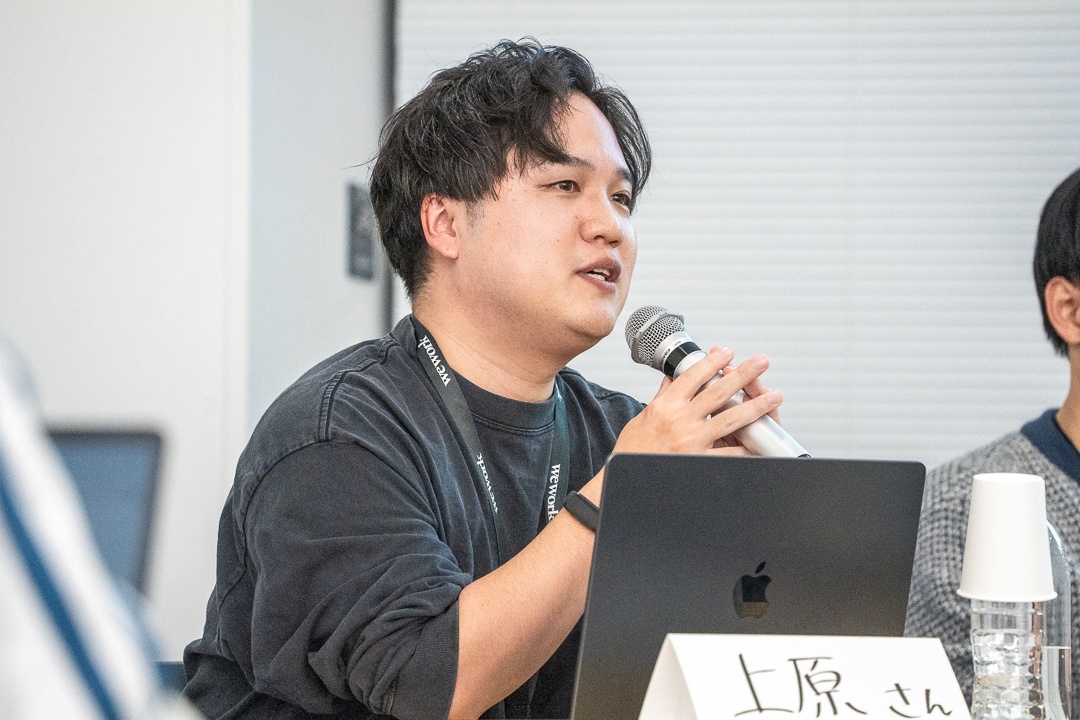 パネリスト、株式会社ナレッジワークの上原がお話ししているところです。