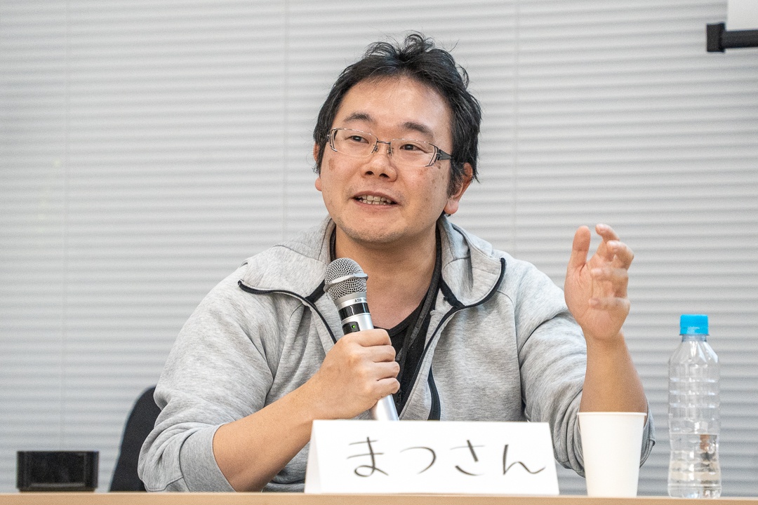 パネリスト、株式会社MIXIの松谷さんがお話ししているところです。