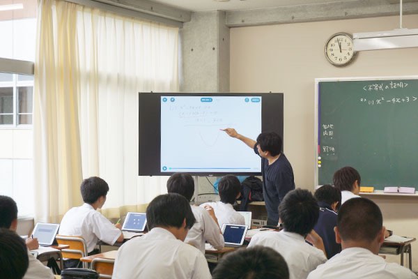 大型モニタとiPadを利用した授業の様子