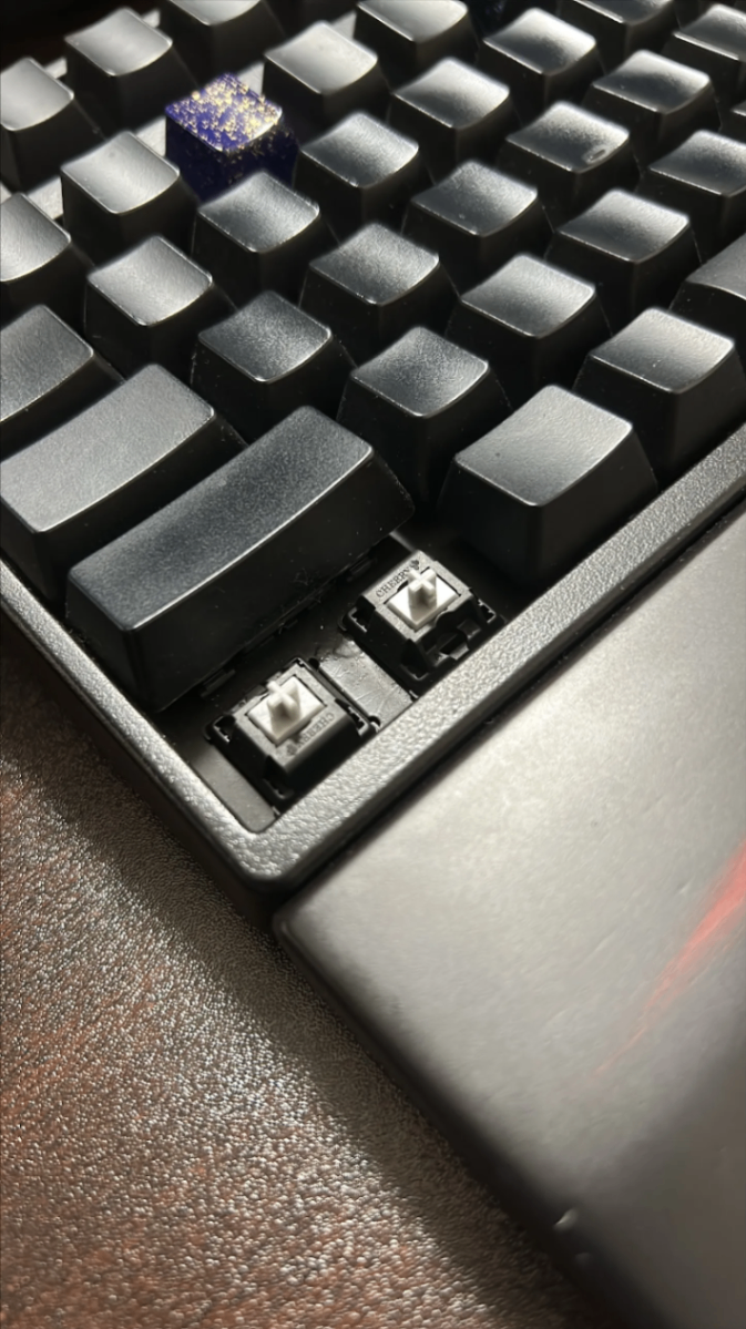 キーキャップを外したキーボードの銀軸メカニカルスイッチ