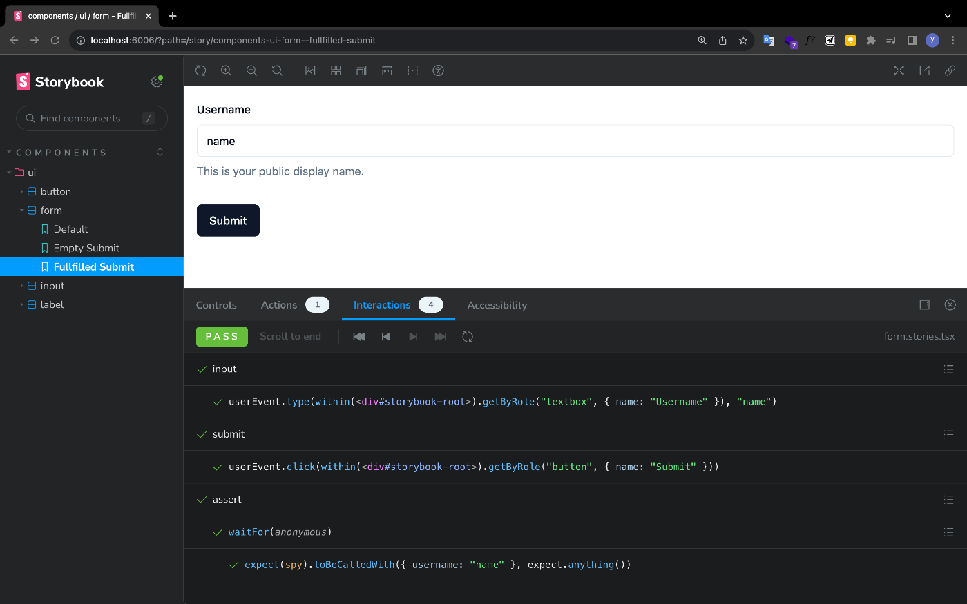 スクリーンショット（画面イメージ）：Storybookのフォームコンポーネントテスト結果。StorybookのUIコンポーネントライブラリ内でのフォームコンポーネントのテスト結果が表示されている。フォームのレンダリング結果と、その下部の「Interactions」パネルにてテストの各ステップが「PASS」として緑色のテキストで表示されている。
