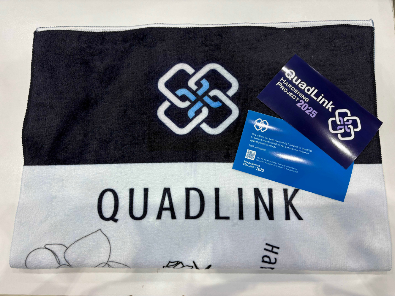 チームロゴ入りのタオルとステッカー