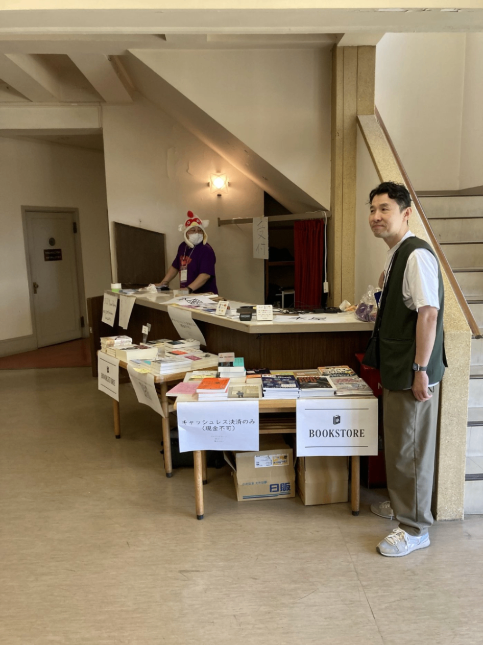 受付前に設置された本屋