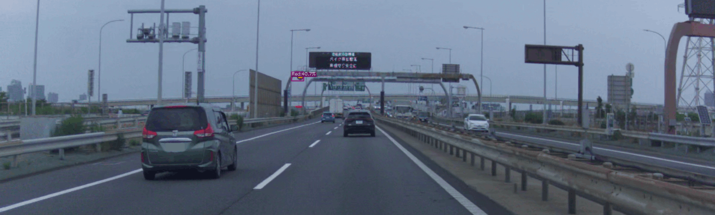 高速道路上の電光掲示板を赤信号と間違って検出している画像。