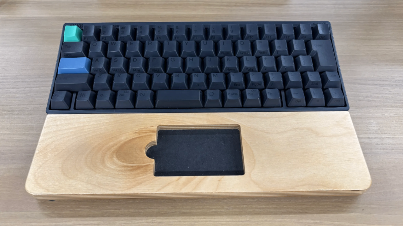 黒いHHKBのキーボードと木製パームレスト