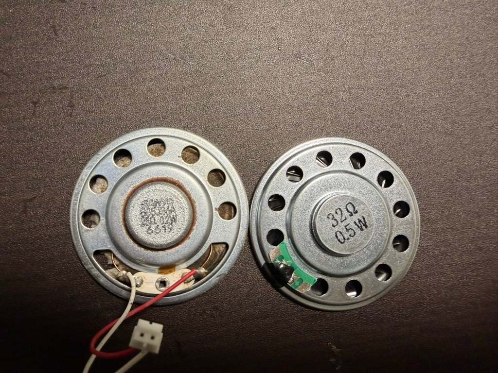 左が元のスピーカ 右が購入したスピーカ