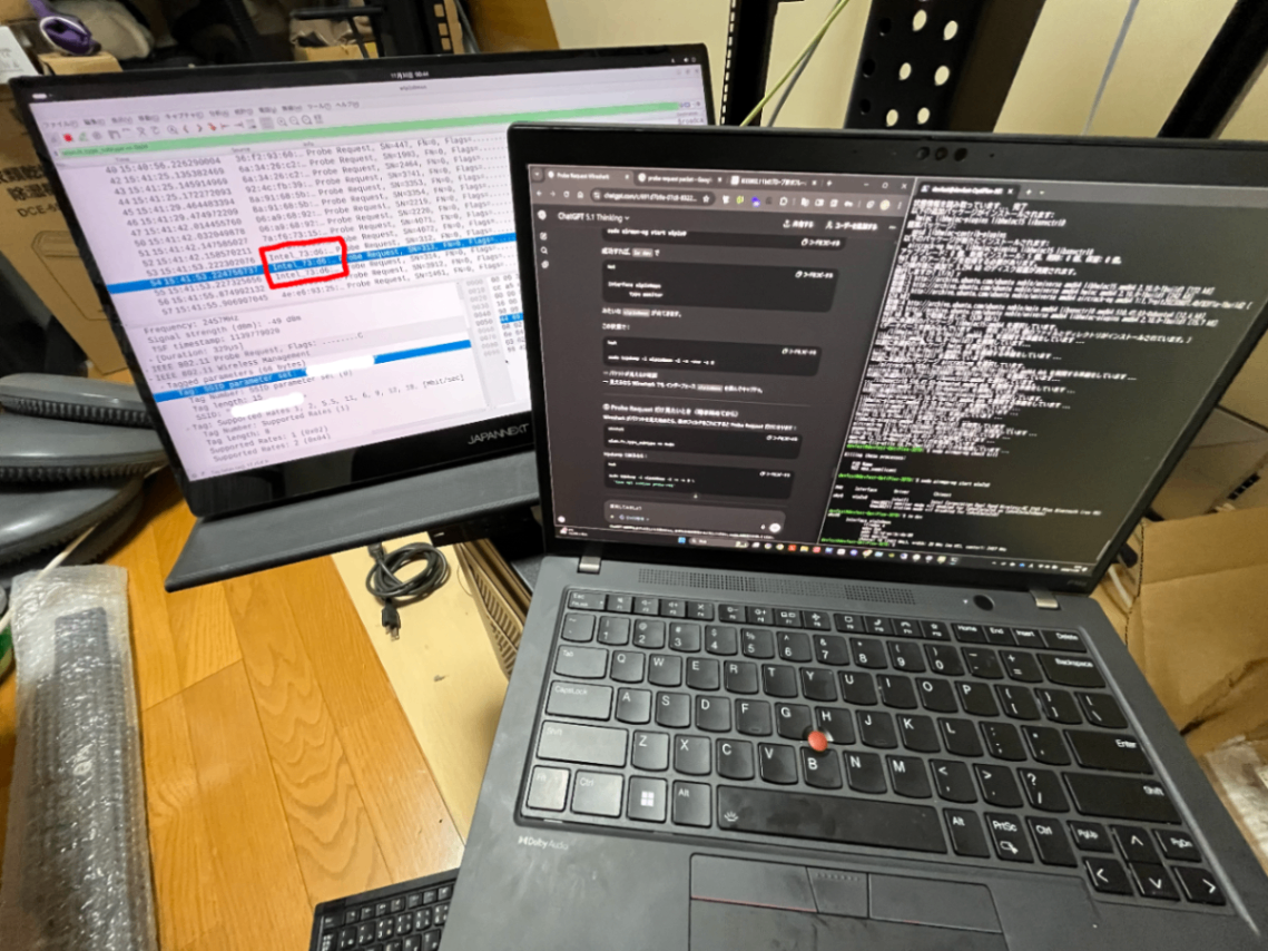 自宅ラボでキャプチャしてる様子、42Uのサーバーラックを添えて