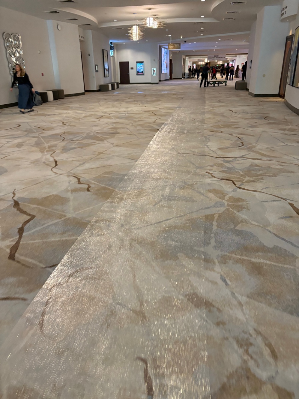 参加者へ経路を誘導する透明なテープ