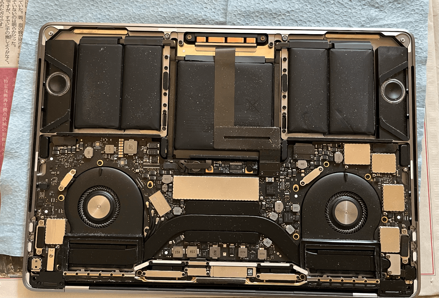MacBook Pro 13-inch, 2017, Four Thunderbolt 3 Ports MacBook Pro 13-inch, 2017, Four Thunderbolt 3 Ports