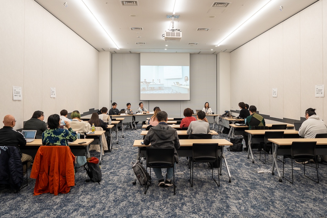 会場全体を後方から写しています。