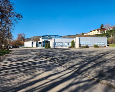 Ouest de lyon a vendre un local industriel de 3700 m² divisible des 273 m²