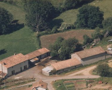 A la campagne, ancienne ferme à rénover