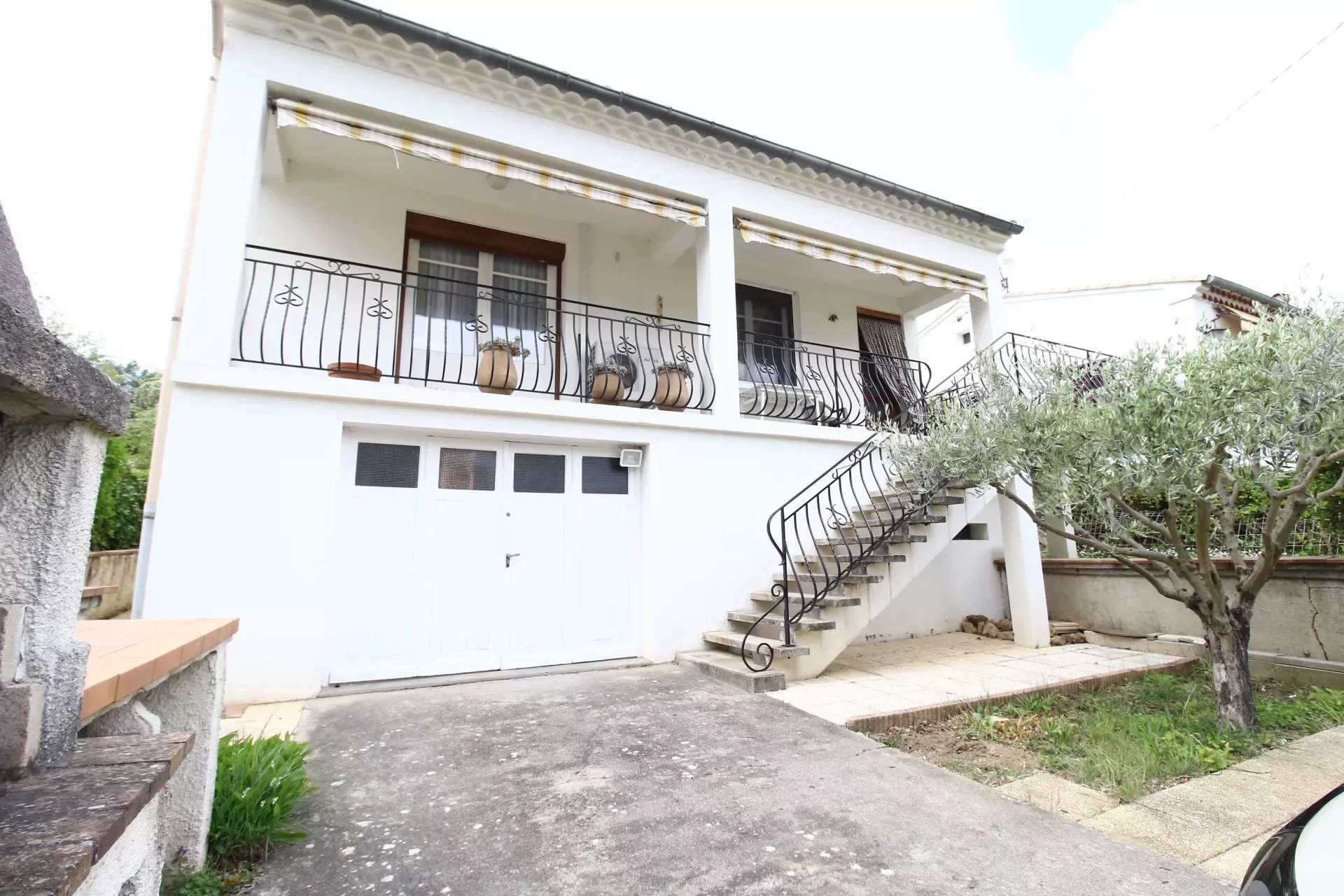 A vendre une villa avec un jardin et un grand garage 