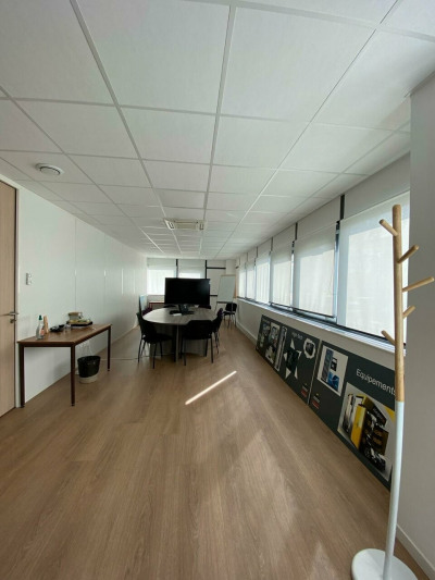 Bureau 705 m²