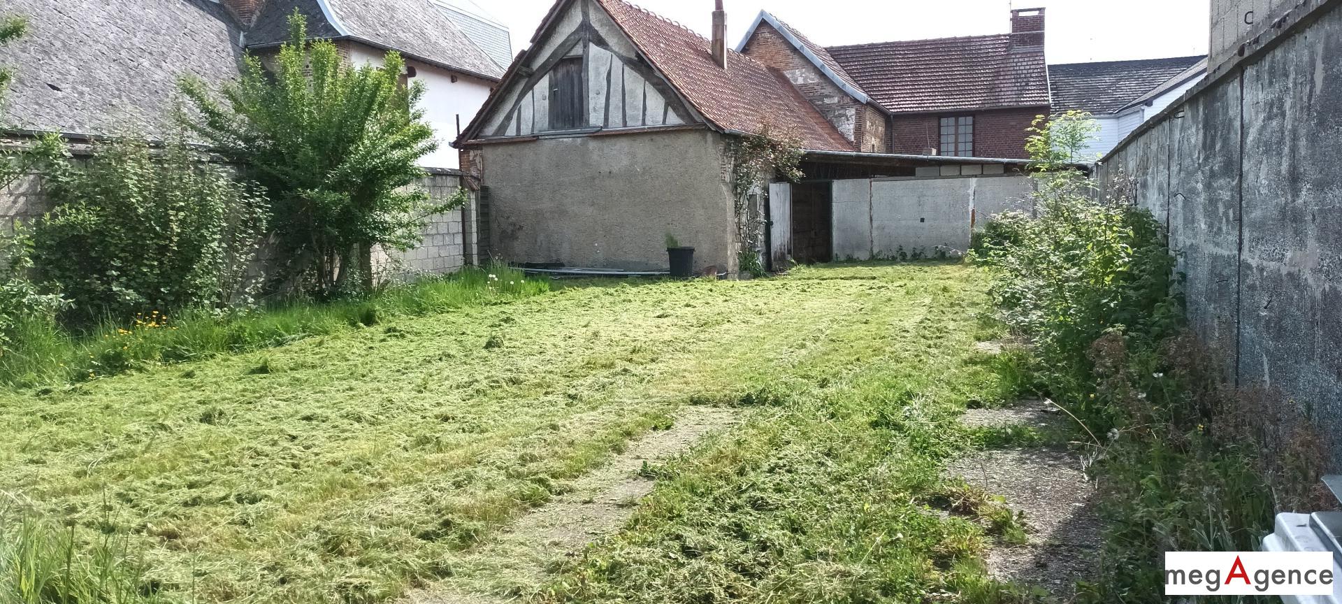 Gamaches : Local Commercial 60m², habitation 110 m² environ, et jardin.