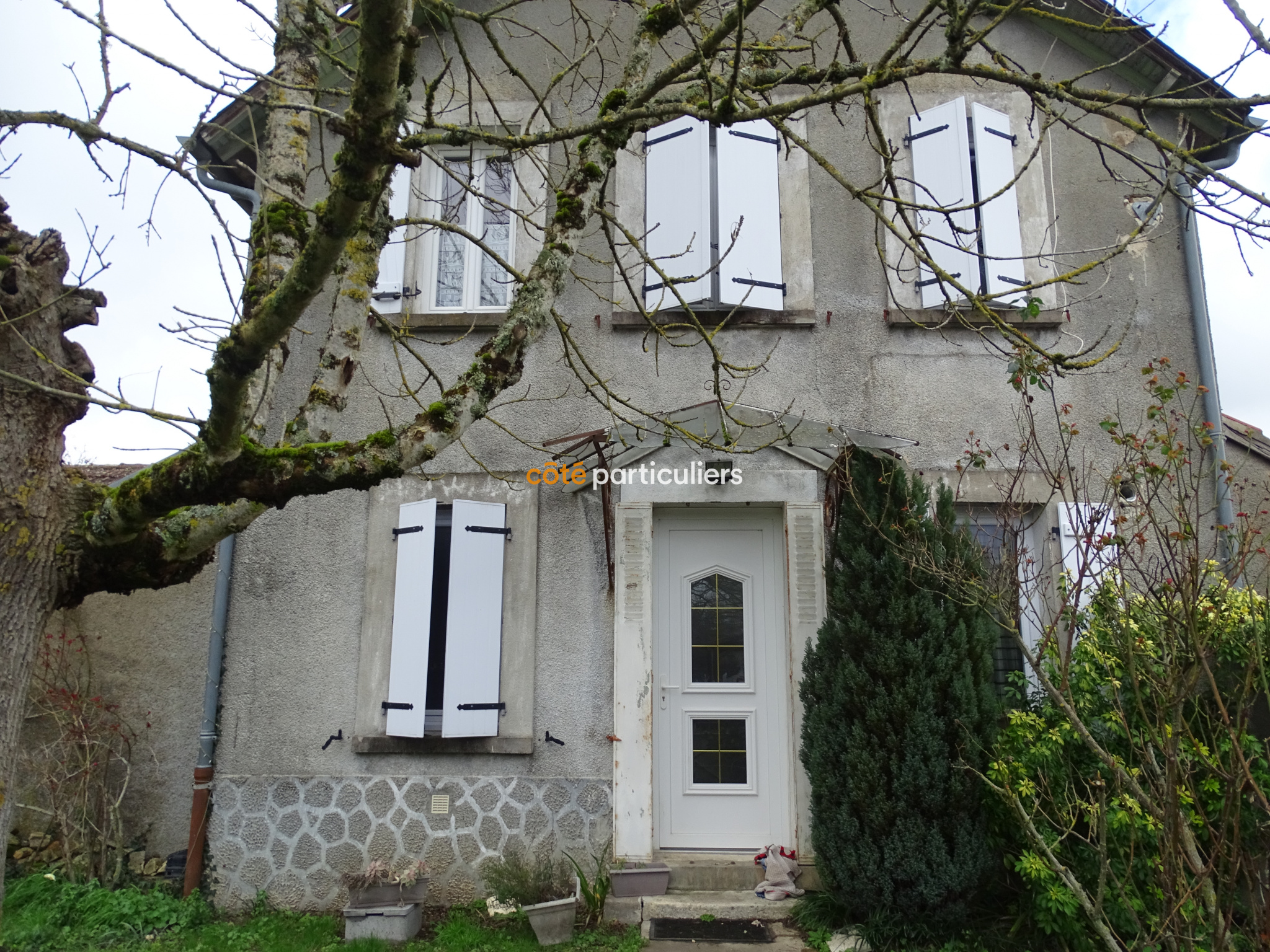 vend maison avec cour et jardin à CHEZAL BENOIT