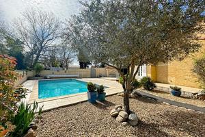 Maison avec terrasse et piscine