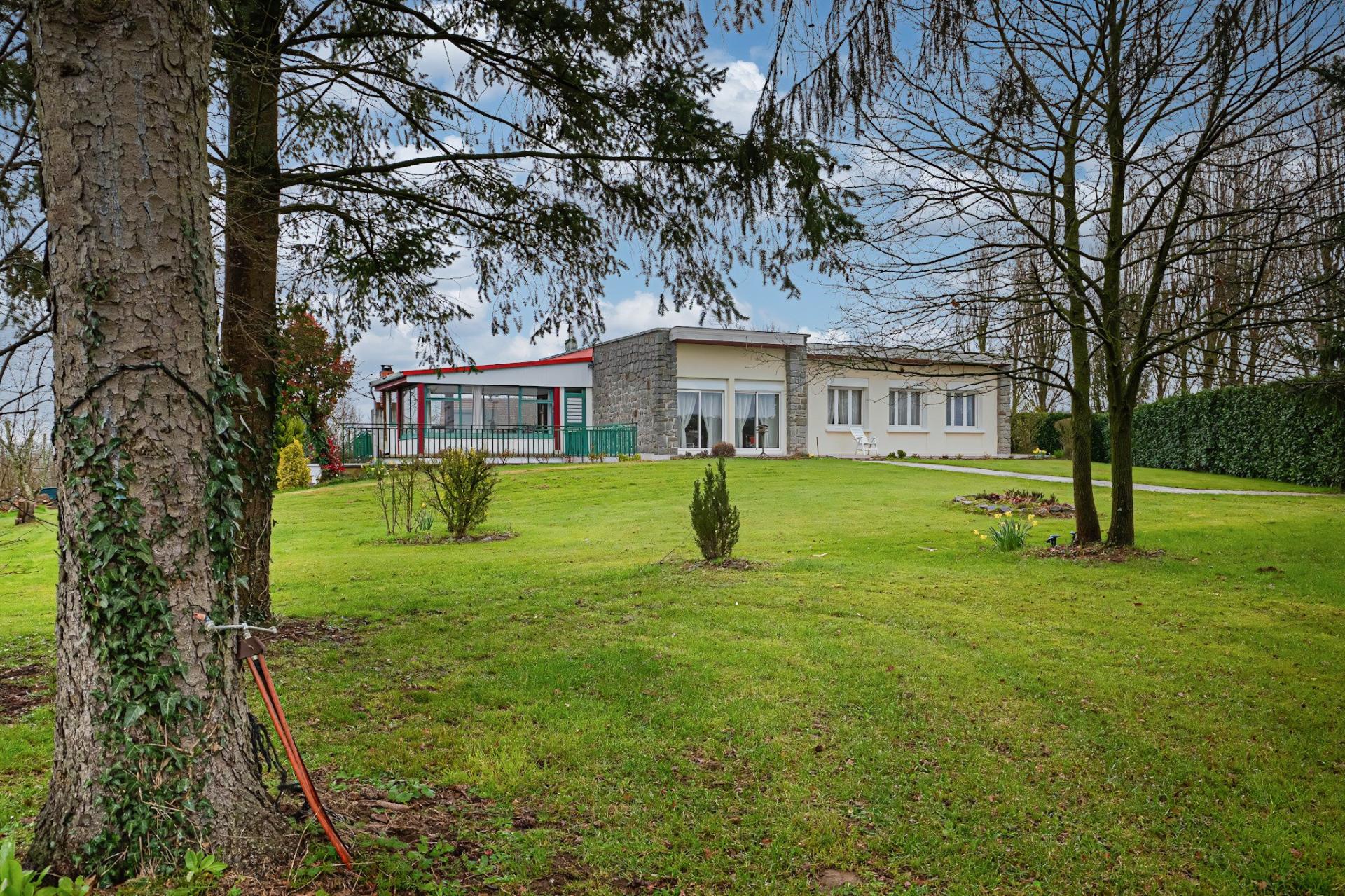 Maison atypique sur sous-sol avec grand terrain